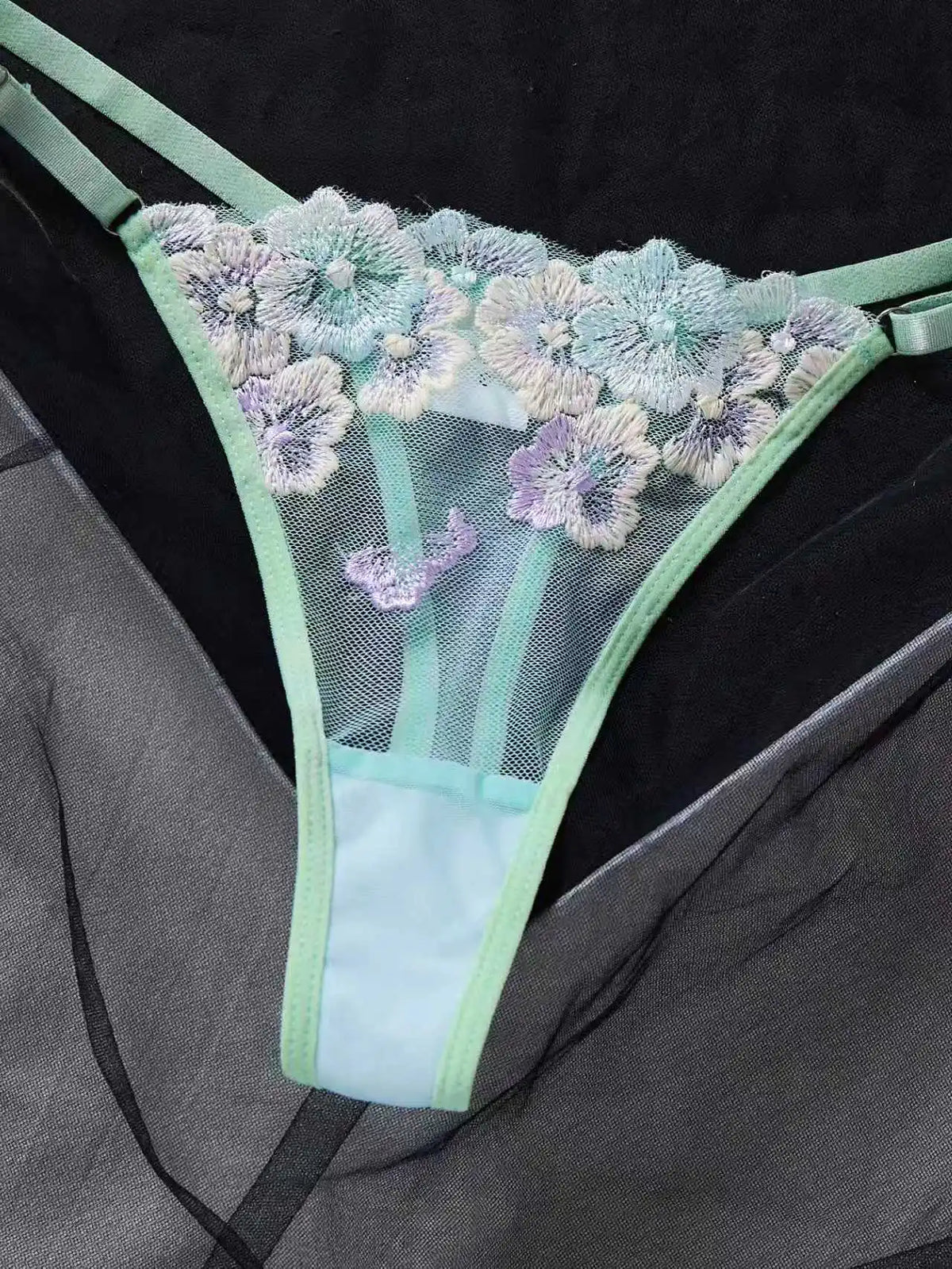 Conjunto de Lingerie Verde em Tule com Bordado Floral – Sutiã com Aro e Fio-Dental