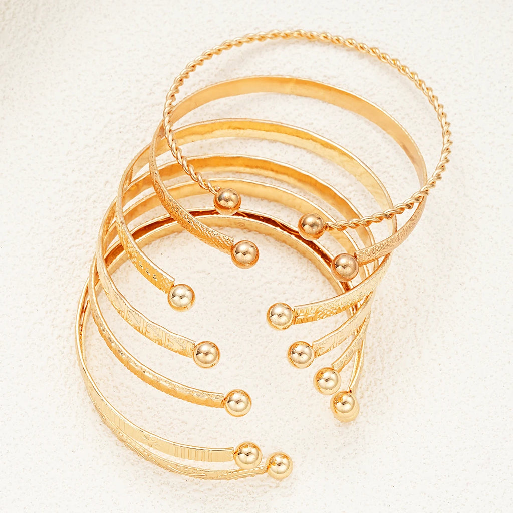 Kit 7 Pulseiras Douradas Estilo Punk com Corações e Design Metálico Aberto Feminina