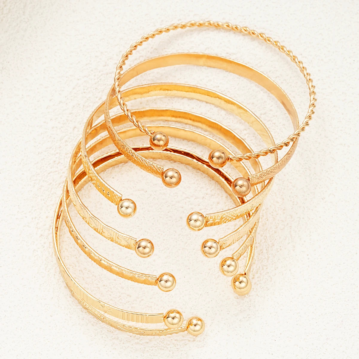 Kit 7 Pulseiras Douradas Estilo Punk com Corações e Design Metálico Aberto Feminina