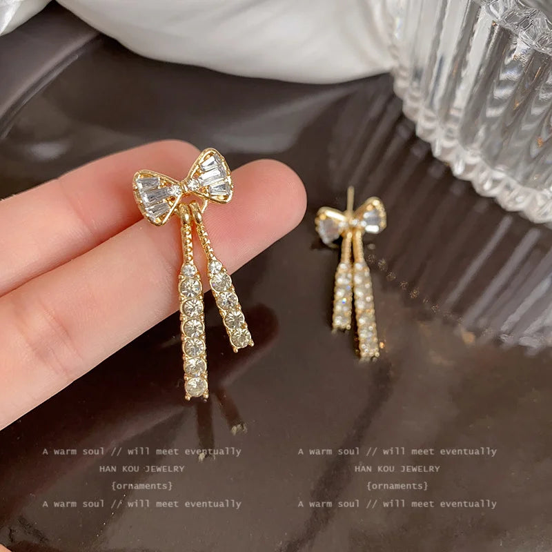 Brinco Feminino de Laço Dourado com Strass Delicado e Brilhante