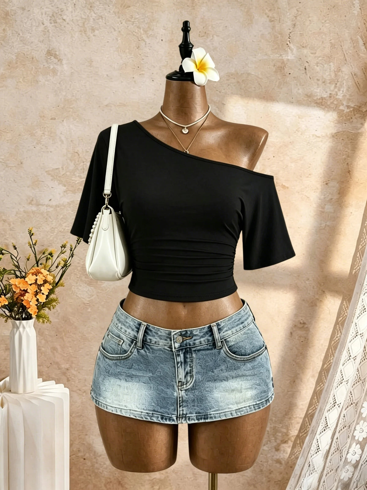 Blusa Cropped Ombro Único Manga Curta com Franzido Lateral Feminina Branca